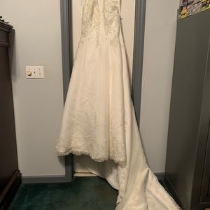 David’s Bridal Size 18 Ivory wedding dress.